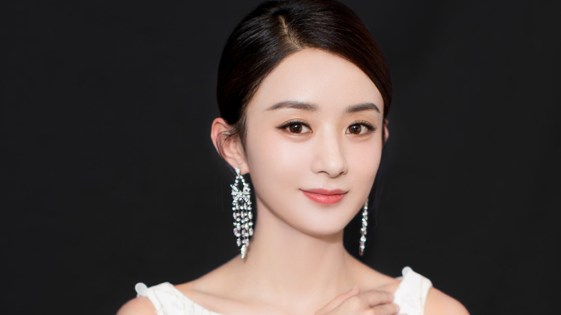 新闻中心推动绿色能源发展，绿色能源宣传稿